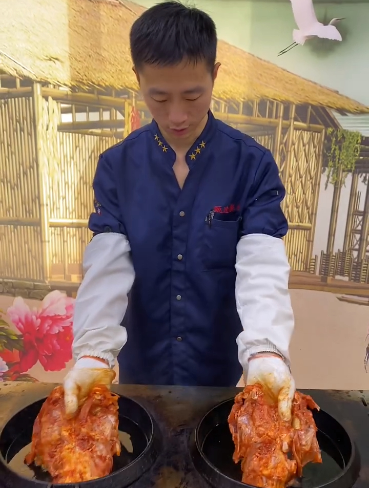 街头小吃嗷嗷香的鸡架子用铁板一压,当零食解馋,当菜下饭