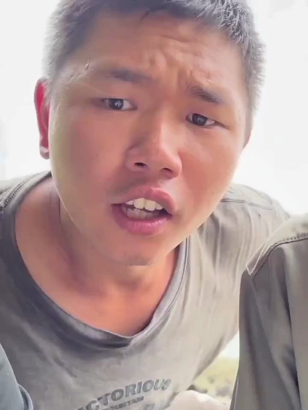 制作了自动钓鱼器钓到一条鱼,接着完善庇护所!