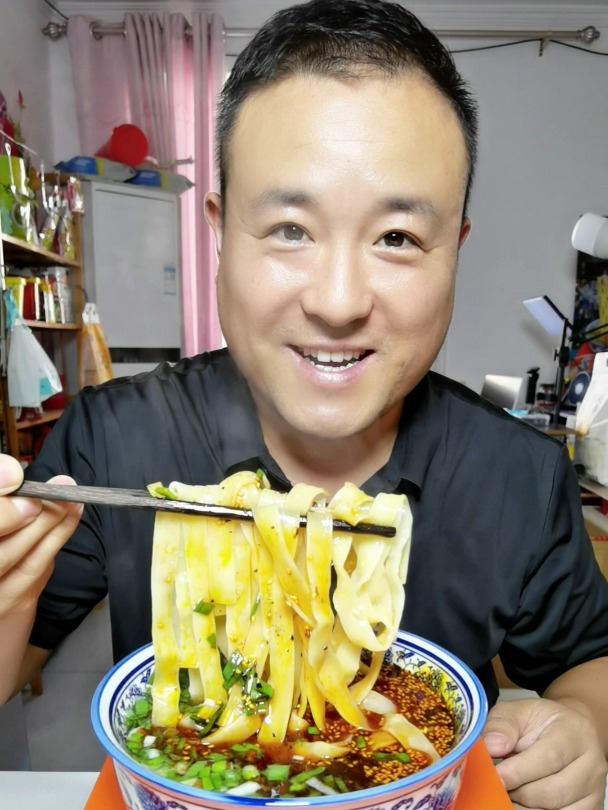 甘肃兰州牛肉面二宽味道超级香,跟面馆的味道几乎是一样的太香了