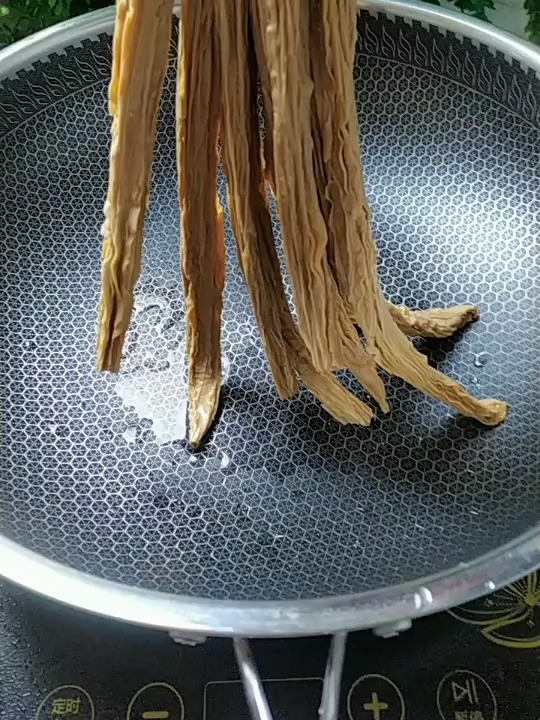 年夜饭第十道菜,西芹黑腐竹制作完成
