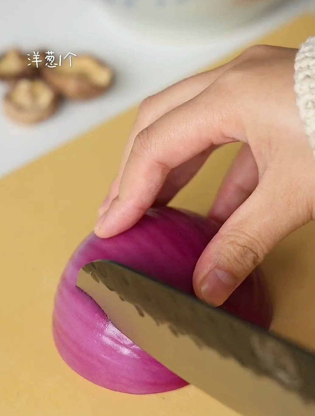 来这个做法,根据手边的材料改动了配,洋葱小炒