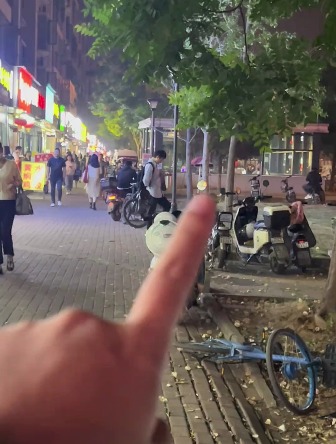 藏龙东街地铁站c口旁咱家东北菜,老板东北人