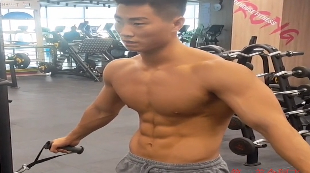 在健身房练多久才能练成肌肉男?健身教练一说,完全懂了