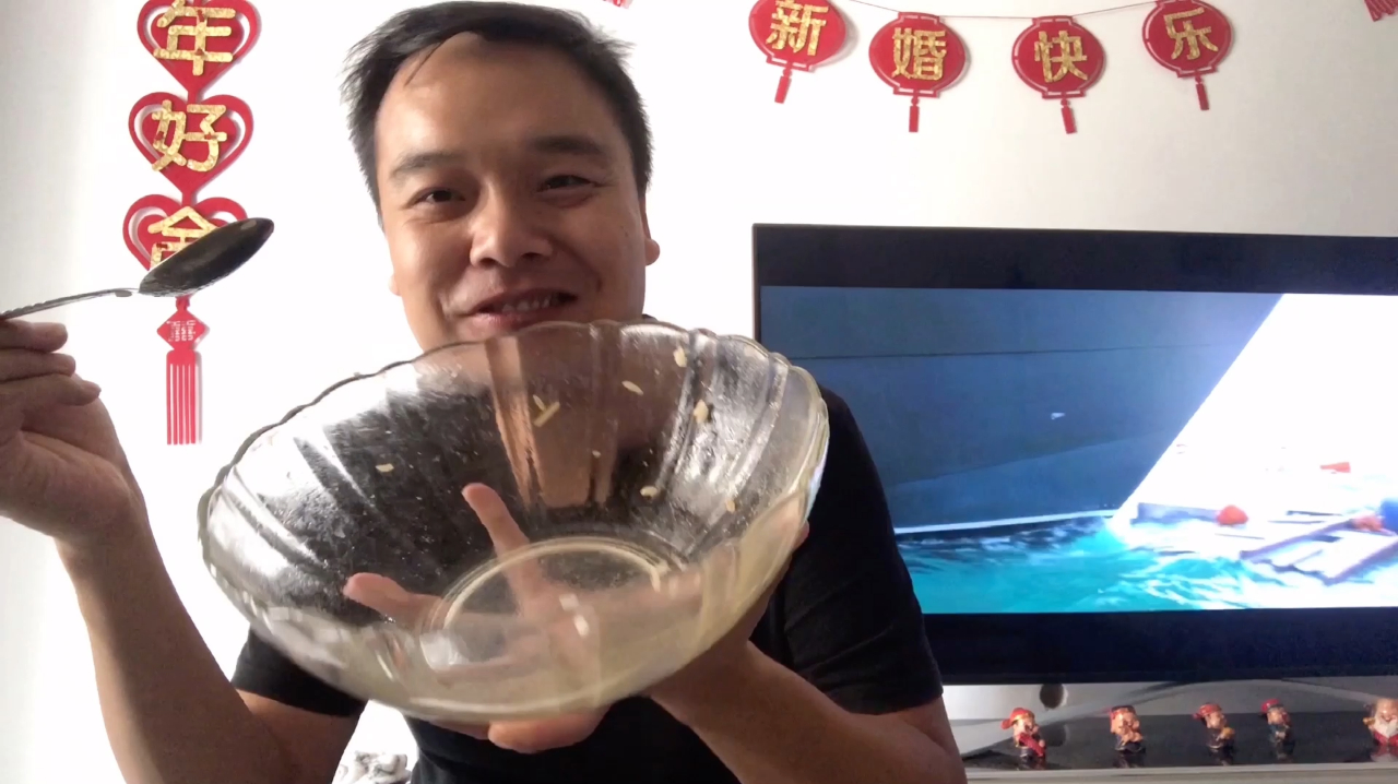 小时候最爱吃的饭,小伙用比脸还大的碗,太爽了,吃过瘾!