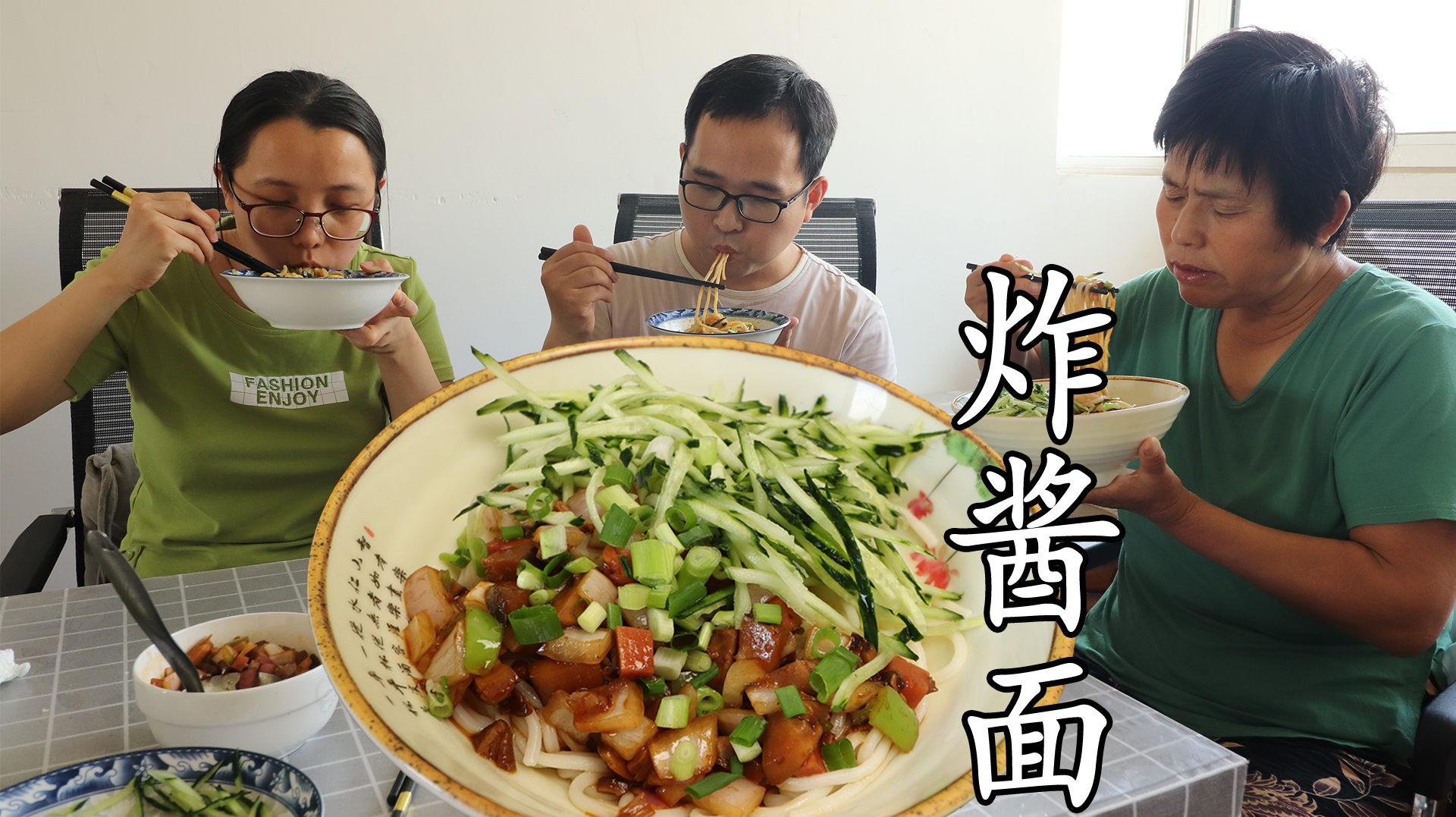 小董媳妇做炸酱面,3种酱配干香菇,越吃越香,一顿3斤不够吃