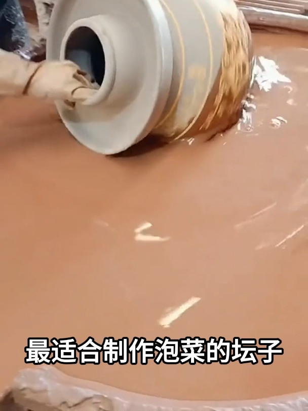土陶制作的泡菜坛子