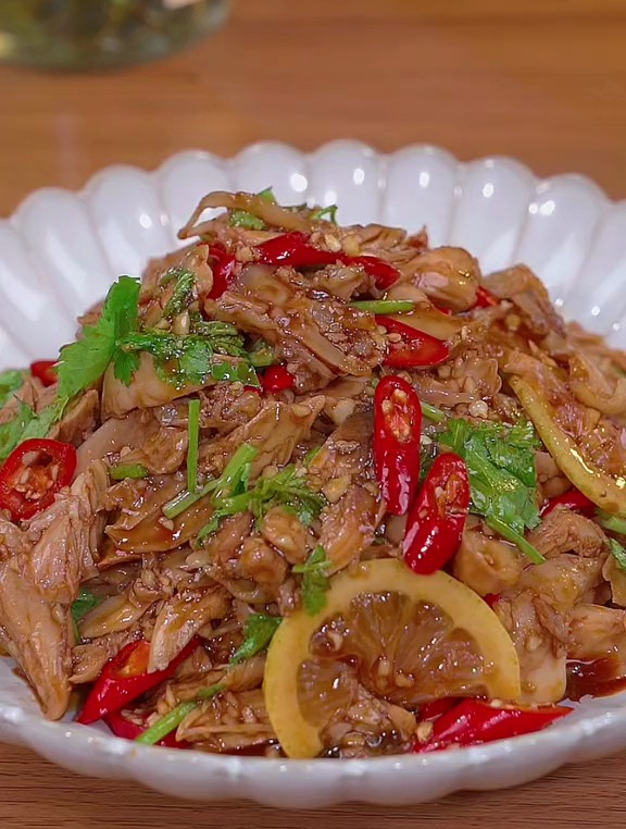 年夜饭可以安排这道柠檬手撕鸡,清爽滑嫩,简单好吃