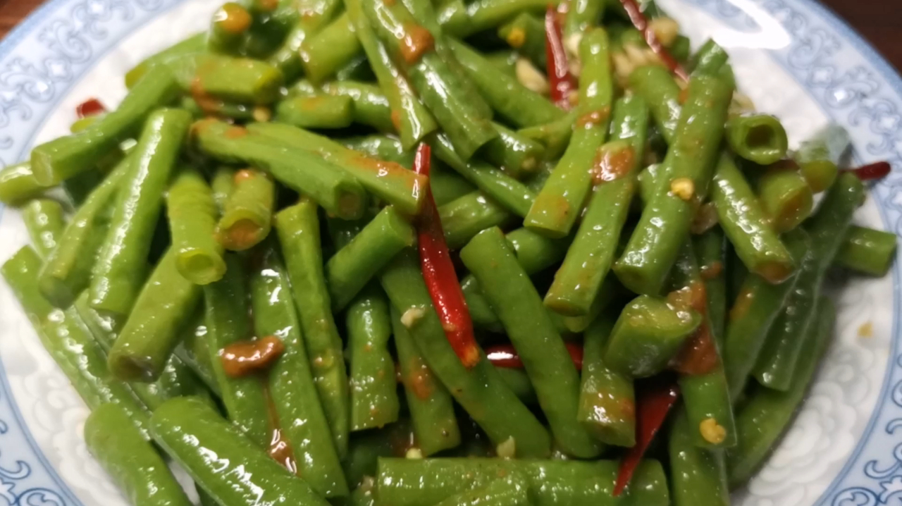 凉拌豆角多一步碧绿脆爽,加上麻酱,酱香浓郁还补钙适合佐粥下酒