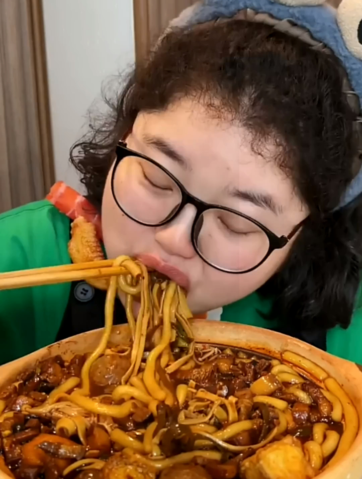 砂锅土豆粉,烤肠栗子蛋糕,有你们喜欢吃的么!