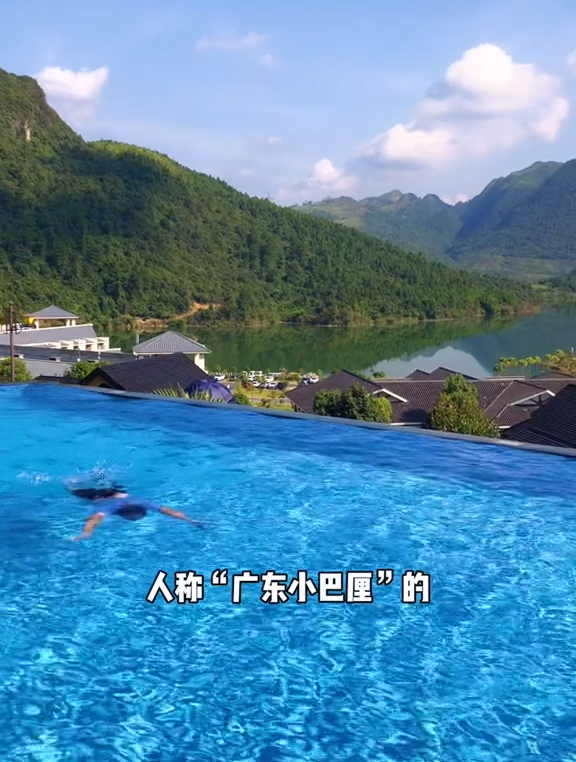 这别墅可以说很壕了?面朝山湖,带私家泳池、温泉?