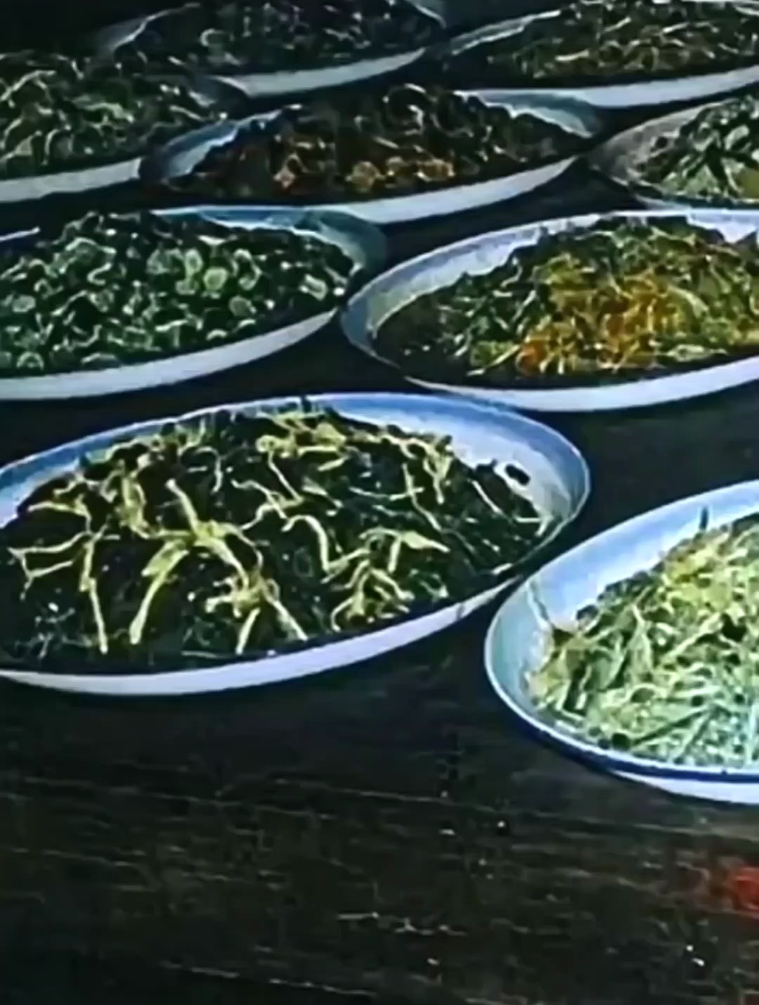 洛阳第一拖拉机制造厂的食堂里,摆放着为工人们准备的饭菜