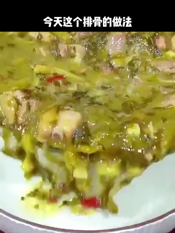 东北的家常菜酸菜炖排骨,酸菜爽脆排骨软烂,炖一大锅全家都爱吃