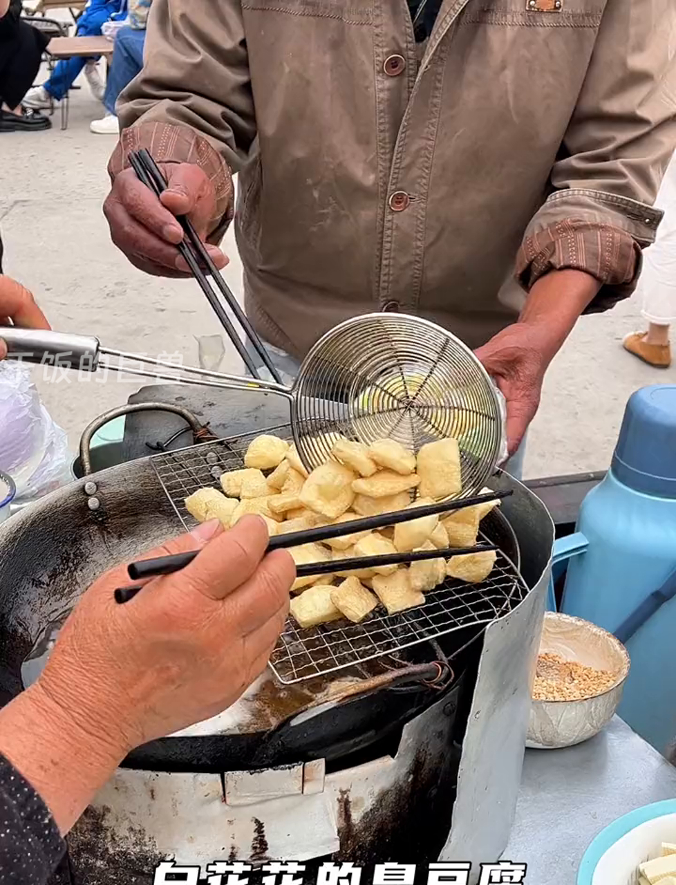 下班河边来碗热乎臭豆腐,小风一吹,谁说小城生活不美滋滋～