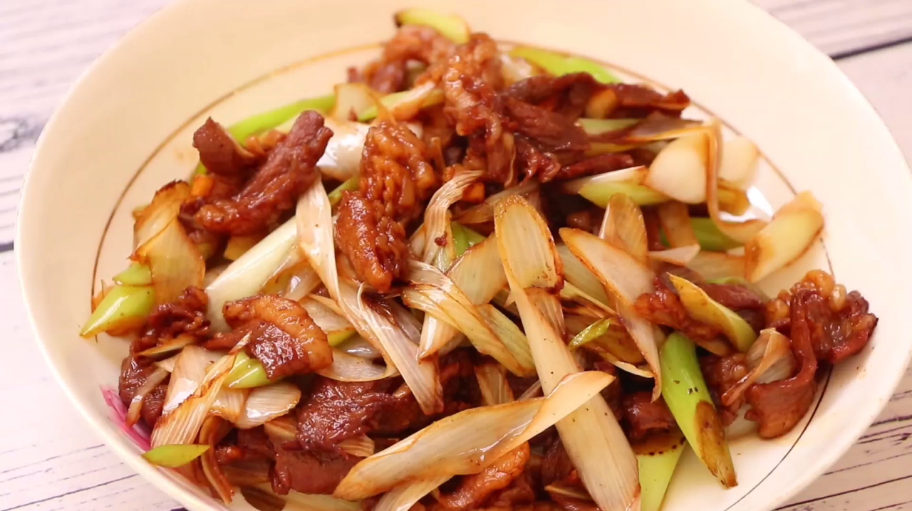 2分钟教你做葱爆羊肉，做菜过程讲解详细，膻味全无非常嫩，简单