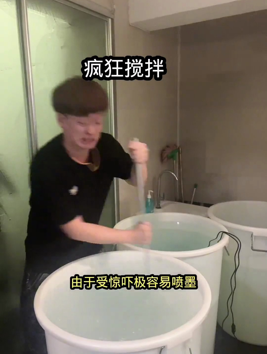 墨鱼往缸里吐口水，我家养的鱼好像都有点那个大病！