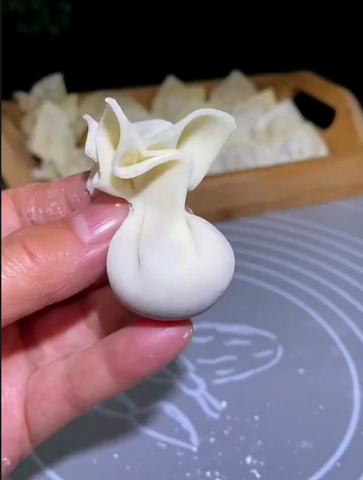 和大家分享四种包馄饨的方法,可以多包一些冷冻起来