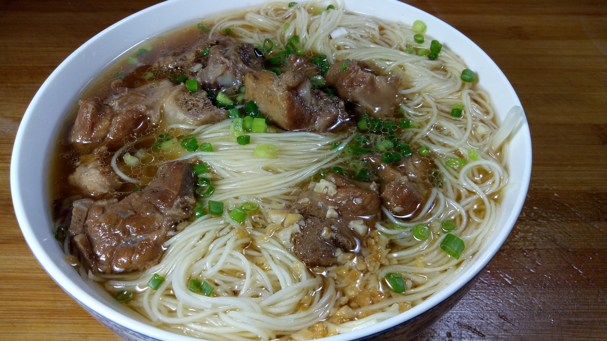 红烧排骨面家常做法,味道比饭店的还香,家人说汤真好喝!