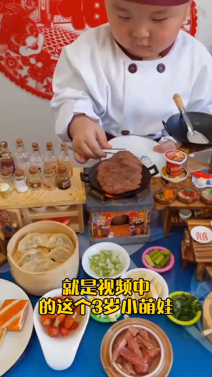 这个3岁小男孩炒菜的手艺可了不得,你看他煎炸蒸炒样样精通