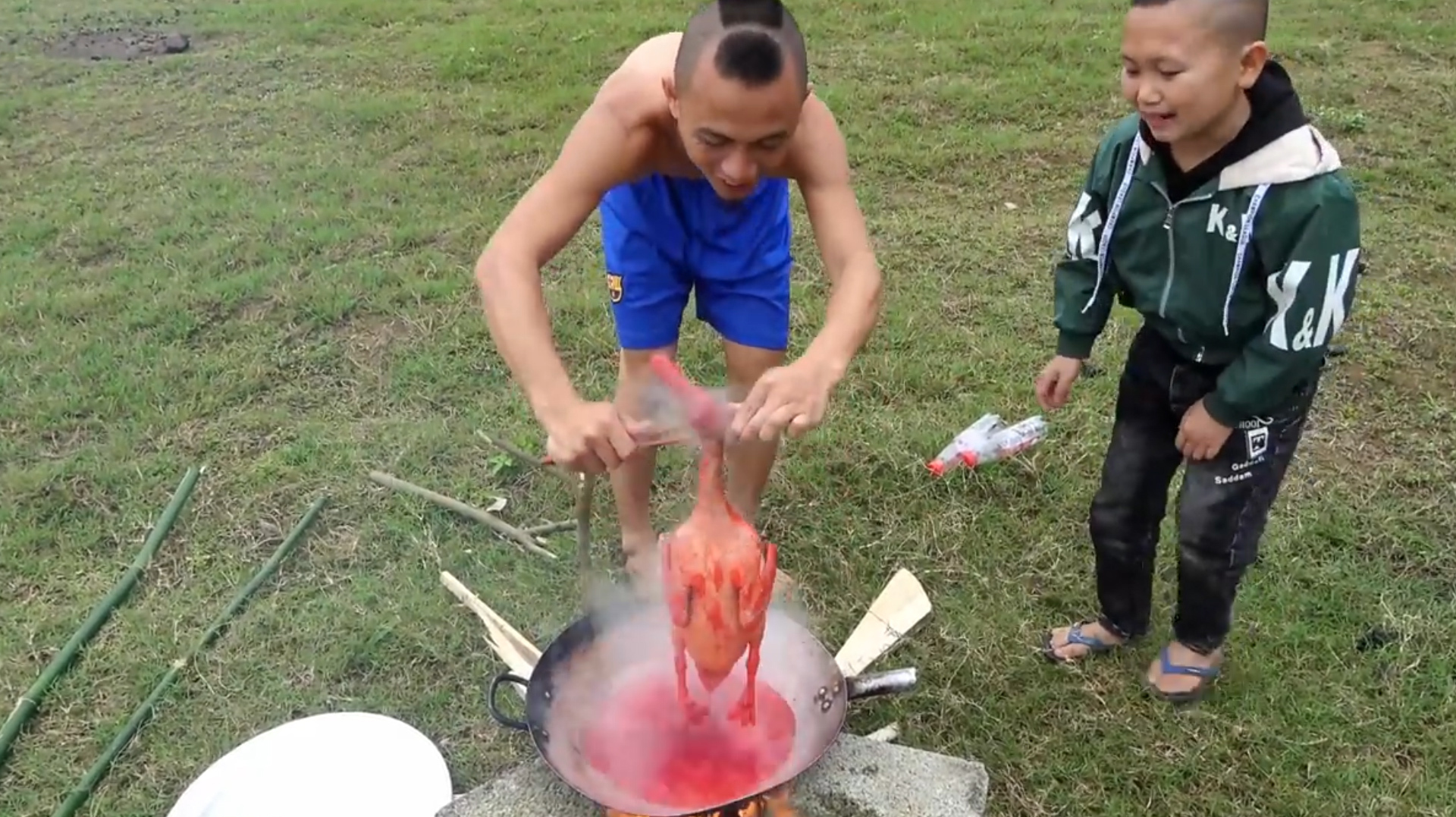“败家”父子拿红色汽水煮鸭,红彤彤再烤2小时,撕开皮一脸懵!