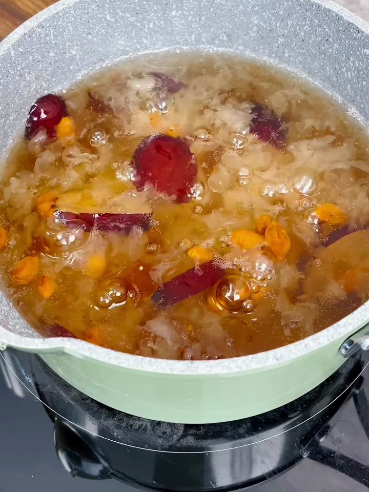 现在秋冬天气干燥,来上一碗桃胶雪燕炖皂角米吧,满满的胶原蛋白