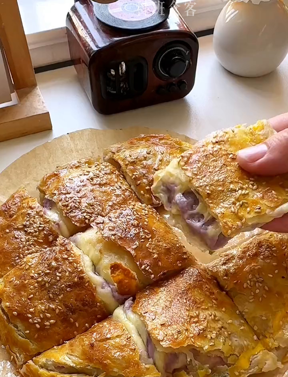 这芋泥芝士饼绝了!用空气炸锅做,外皮脆得掉渣,芋泥满满,一咬还拉丝!