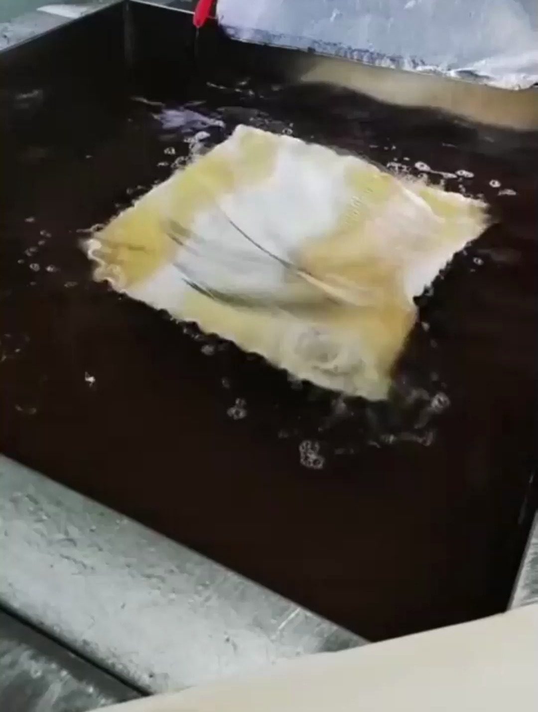 没想到螺蛳粉里面的腐竹,竟是这么炸的,长见识了!