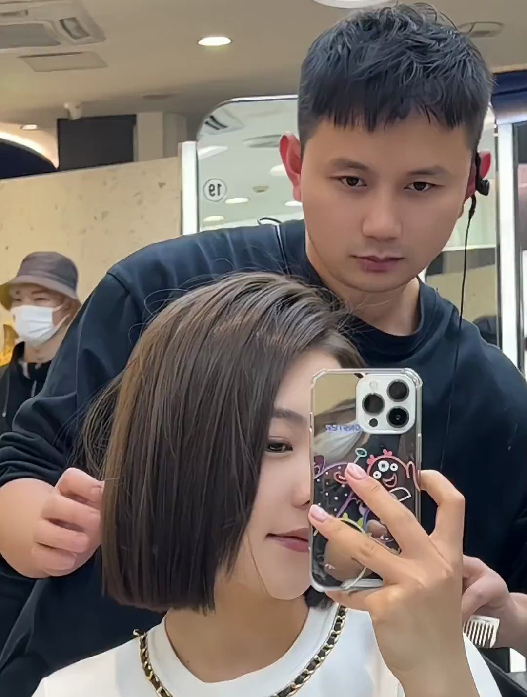 这款超A短发一刀切搭配这款米棕色好看吗