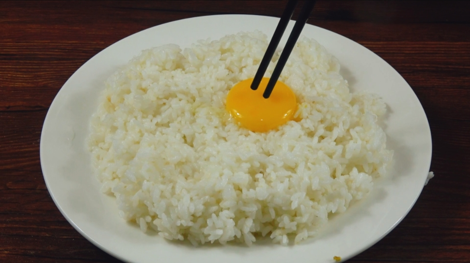 1碗剩米饭,加入2个鸡蛋搅一搅,倒在锅里,吃一口满嘴留香