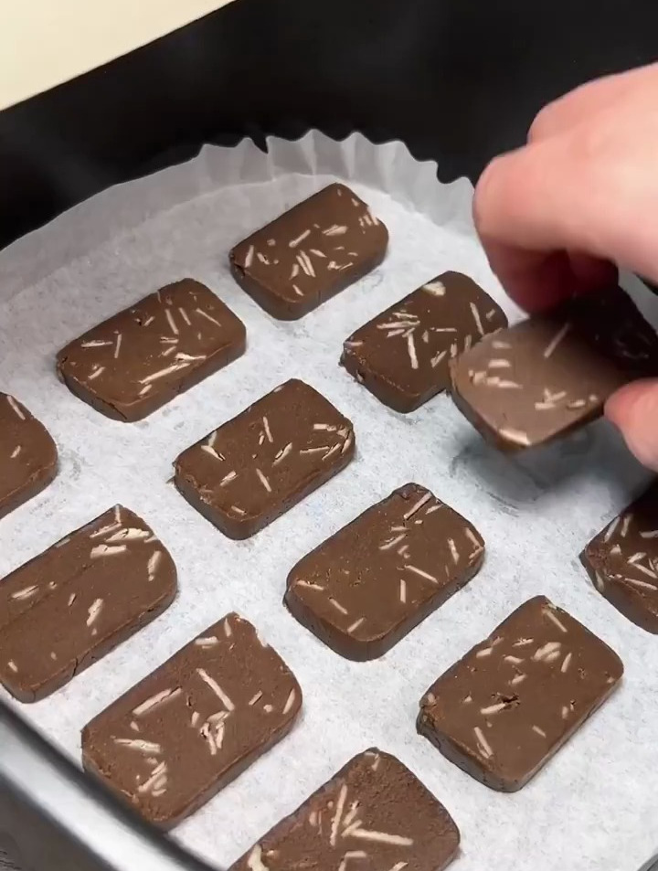 巧克力杏仁曲奇 巧克力杏仁曲奇饼干!酥脆到掉渣,超级好吃!