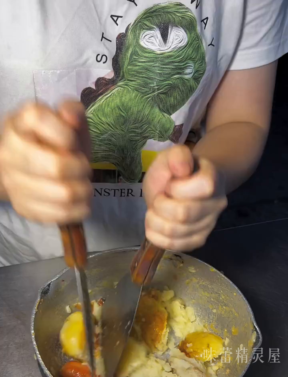 门口8块土豆泥盖饭,肉肠满满,量真足!