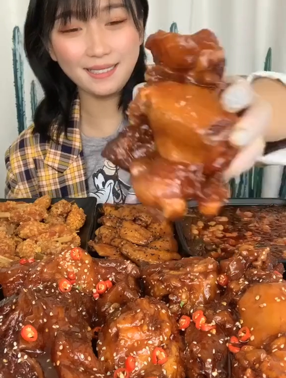 今天吃的牛窝骨,红烧鸡翅,鸡米花和酸辣粉