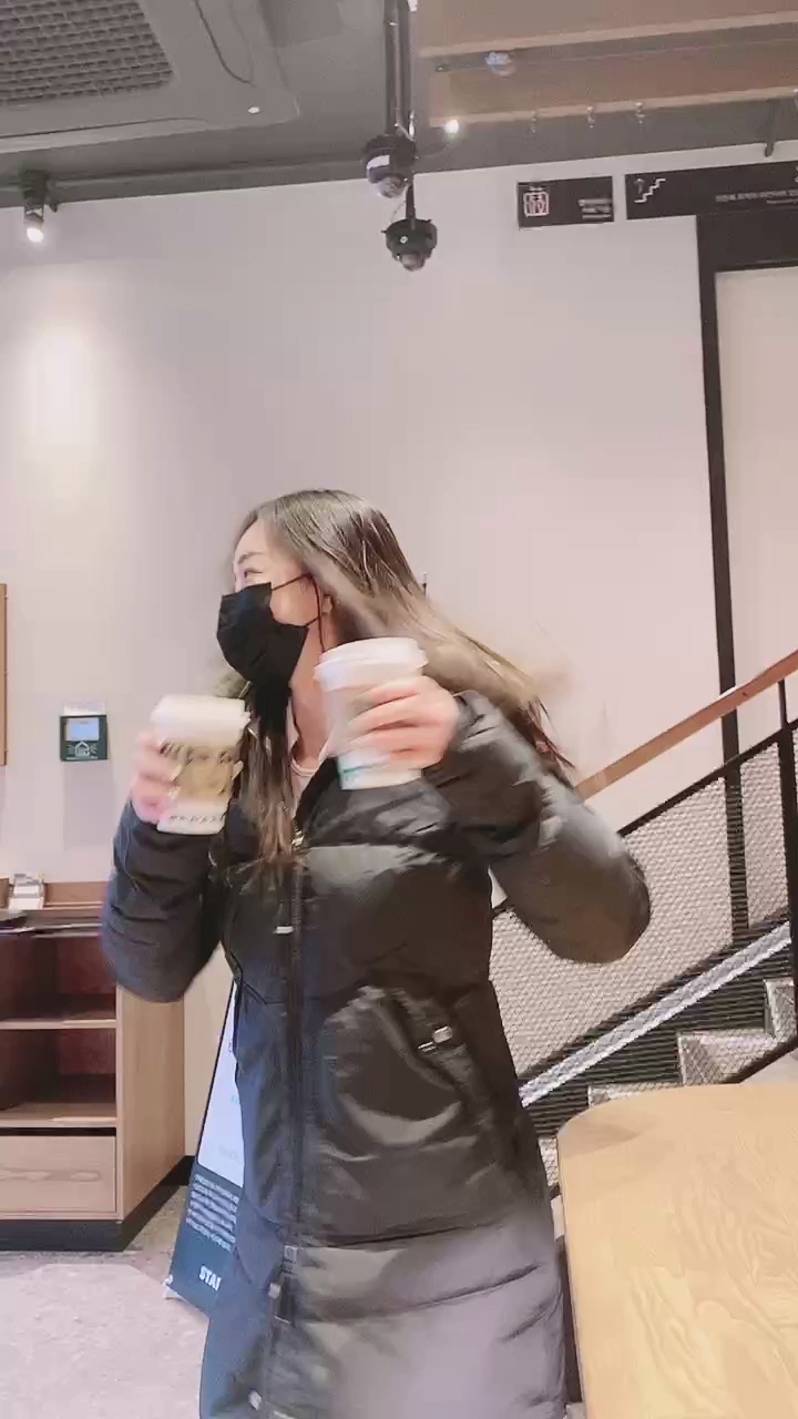 街拍美女,你拿奶茶的姿势有点秀,学不来