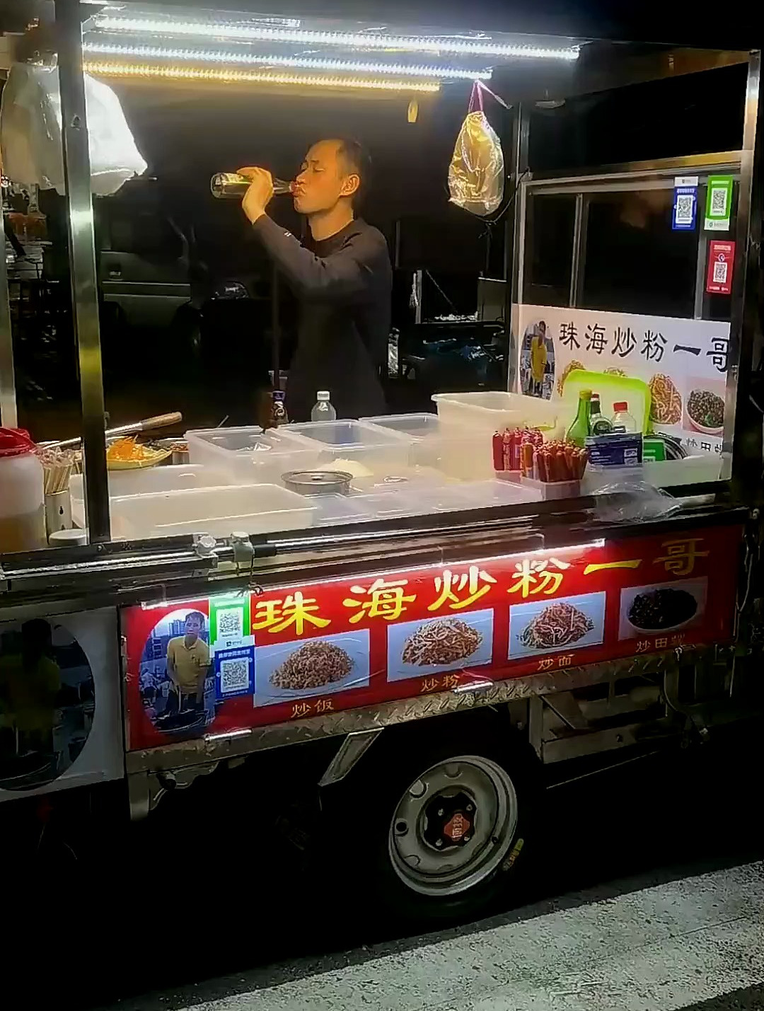 路边摊吃个不要鸡蛋的酱油炒饭,老板居然还要多收我一块