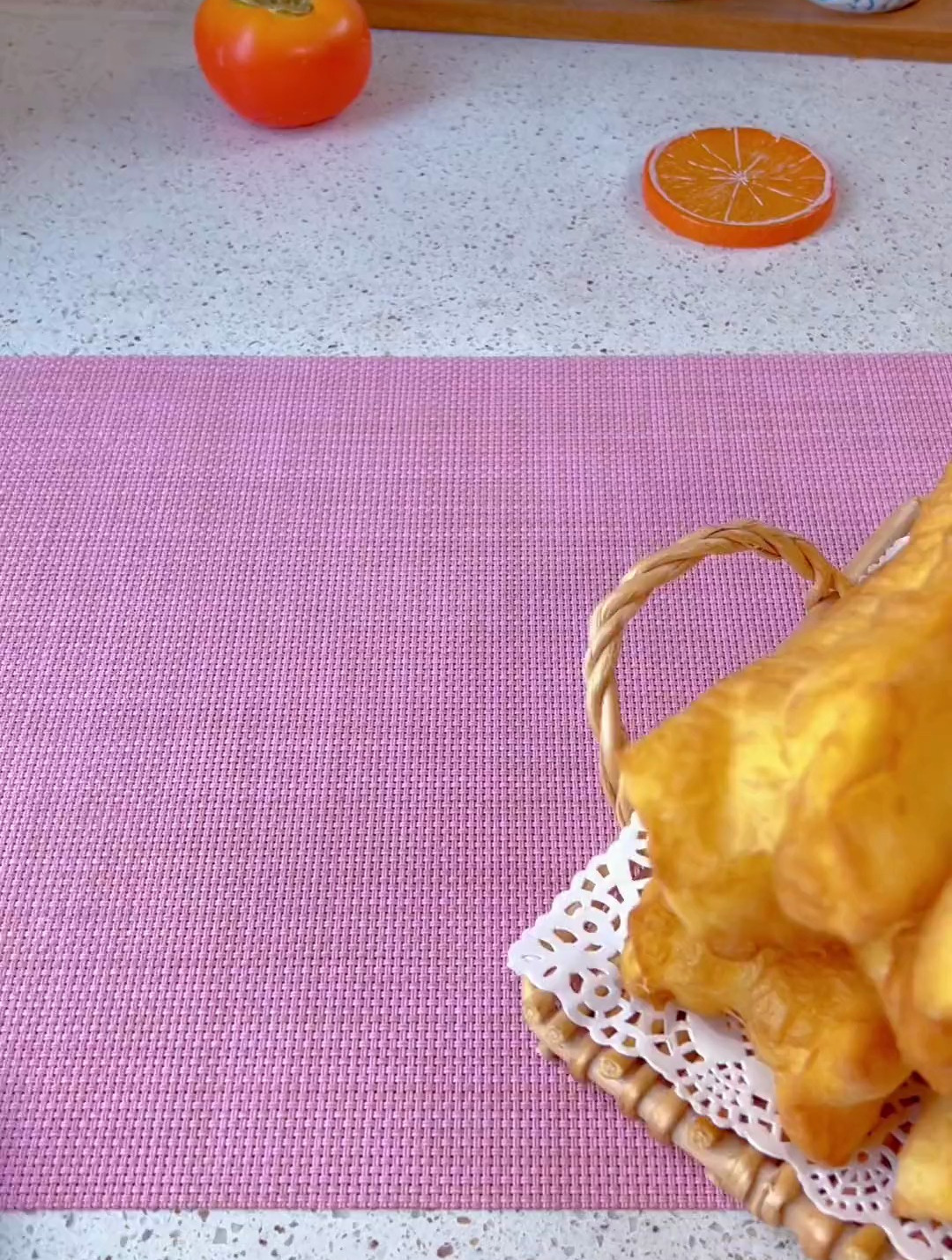家里面的普通面粉就能炸油条,自己炸的油好更健康