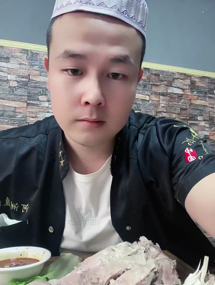 何为清真羊肉,制作者全身干净,精选健康羊和原始配料,吃的香