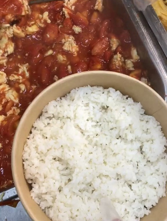 给大伙看看牛肉炖土豆饭美食,家常菜,盒饭