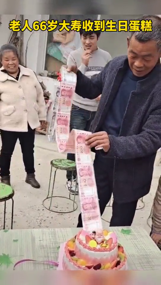老人66岁大寿收到生日蛋糕,笑着笑着就泪目了