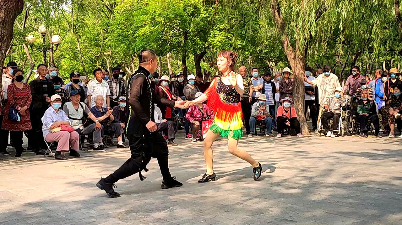 广场舞《舞动中国》节奏动感欢快大气,舞出了中国人的豪迈
