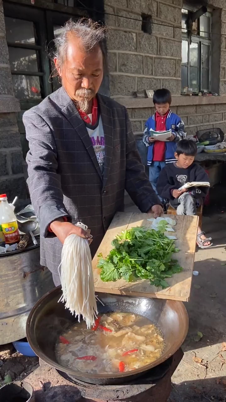 这就是穷人家孩子吃的饭,上桌子一看,城里有钱都买不到!