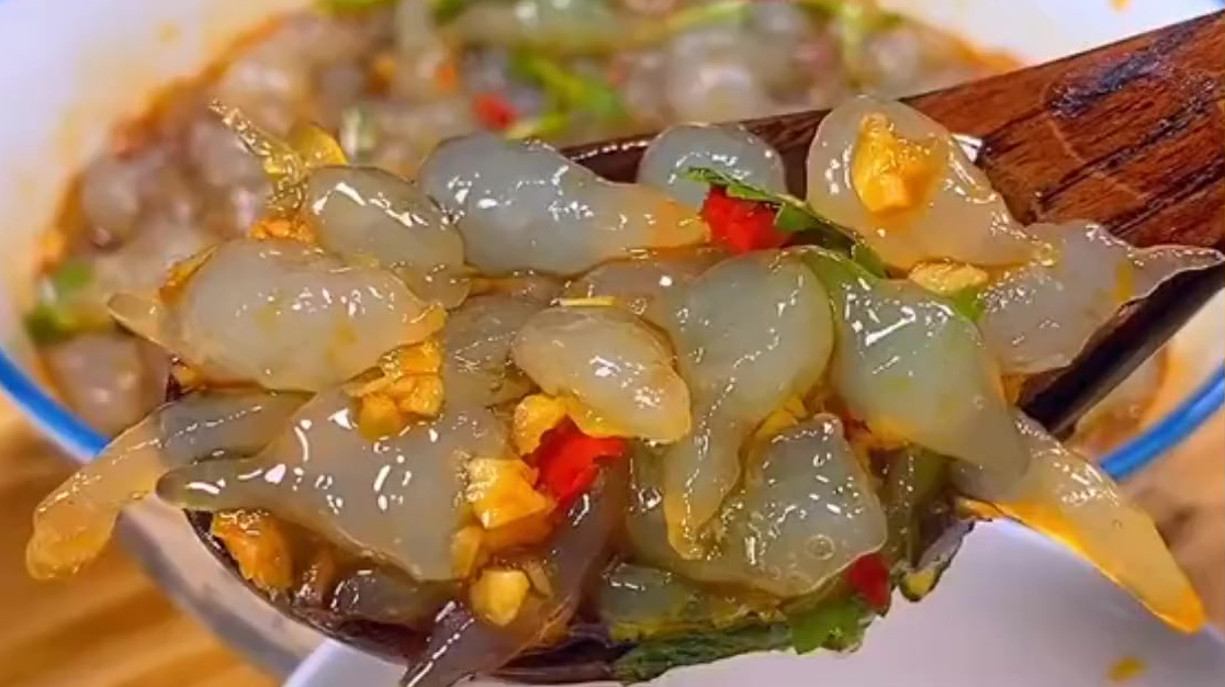 透明的蝌蚪也能吃?大厨教你做地方美食凉鱼,麻辣凉爽一整个夏天
