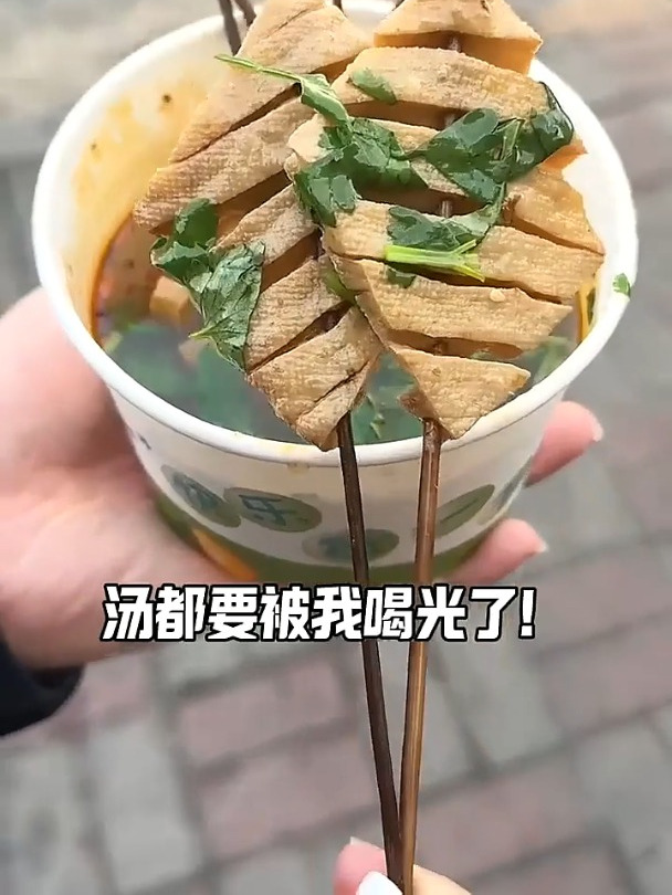 石家庄街头鸡汁豆腐串吸满汤汁!