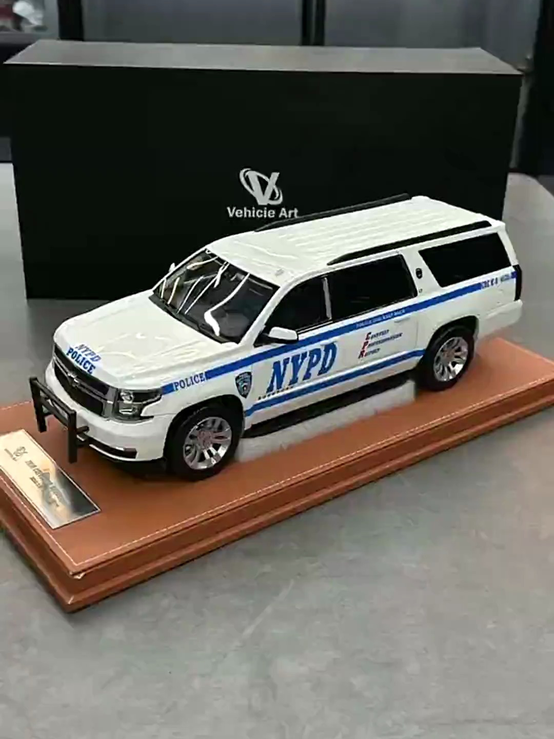 汽车模型:白色面包警车