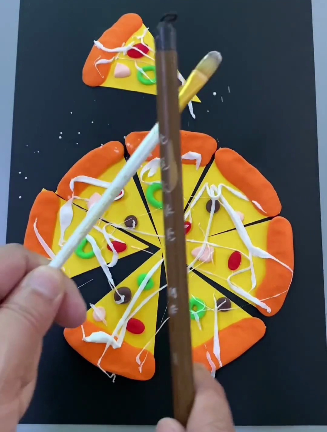 和孩子用彩纸和粘土做漂亮的披萨贴画吧 幼儿园手工