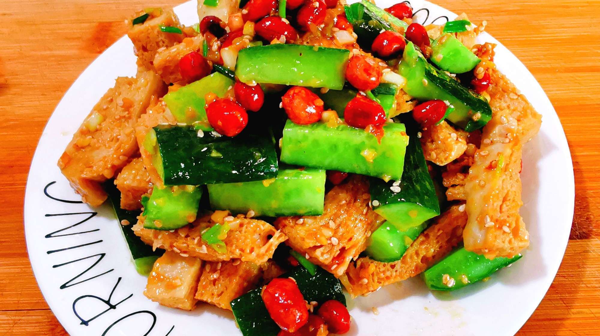 夏日凉拌菜:黄瓜拌面筋,简单又入味,这样做比饭店卖的还好吃