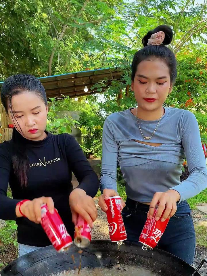 东南亚人是有多喜欢吃刺身,这种生鱼片你们敢吃吗?