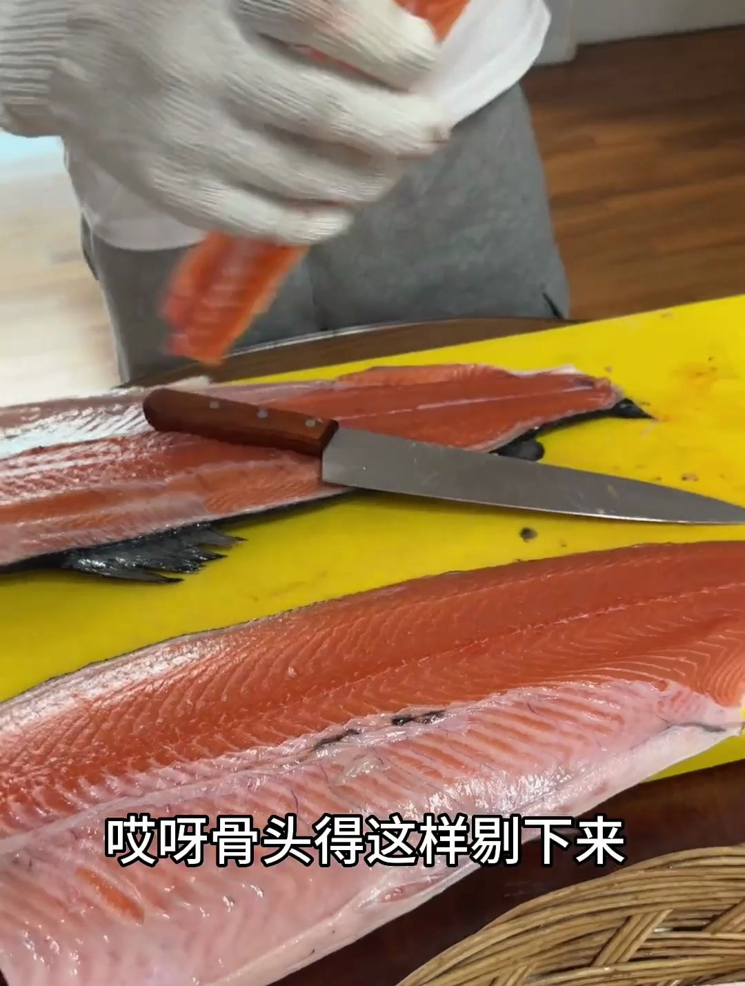 欧巴今天买了一条18斤的挪威三文鱼～