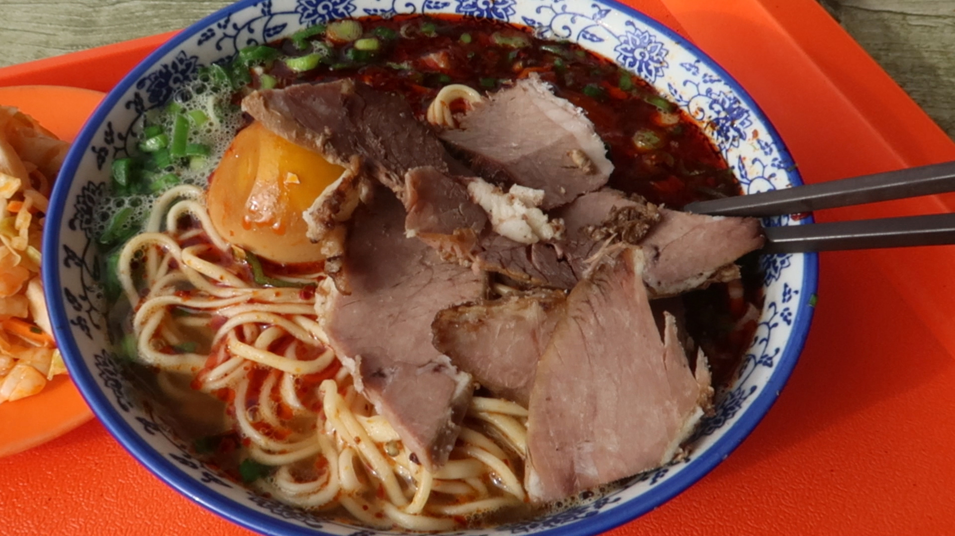 实拍一天卖500斤牛肉的兰州牛肉面馆,你觉得哪家最好吃?