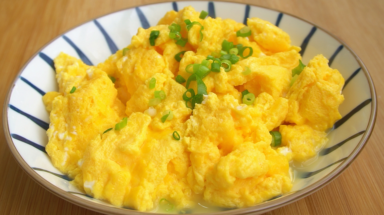 吃炒鸡蛋再不要用油炒了，“水炒鸡蛋”嫩滑好吃，婆婆是这样做的