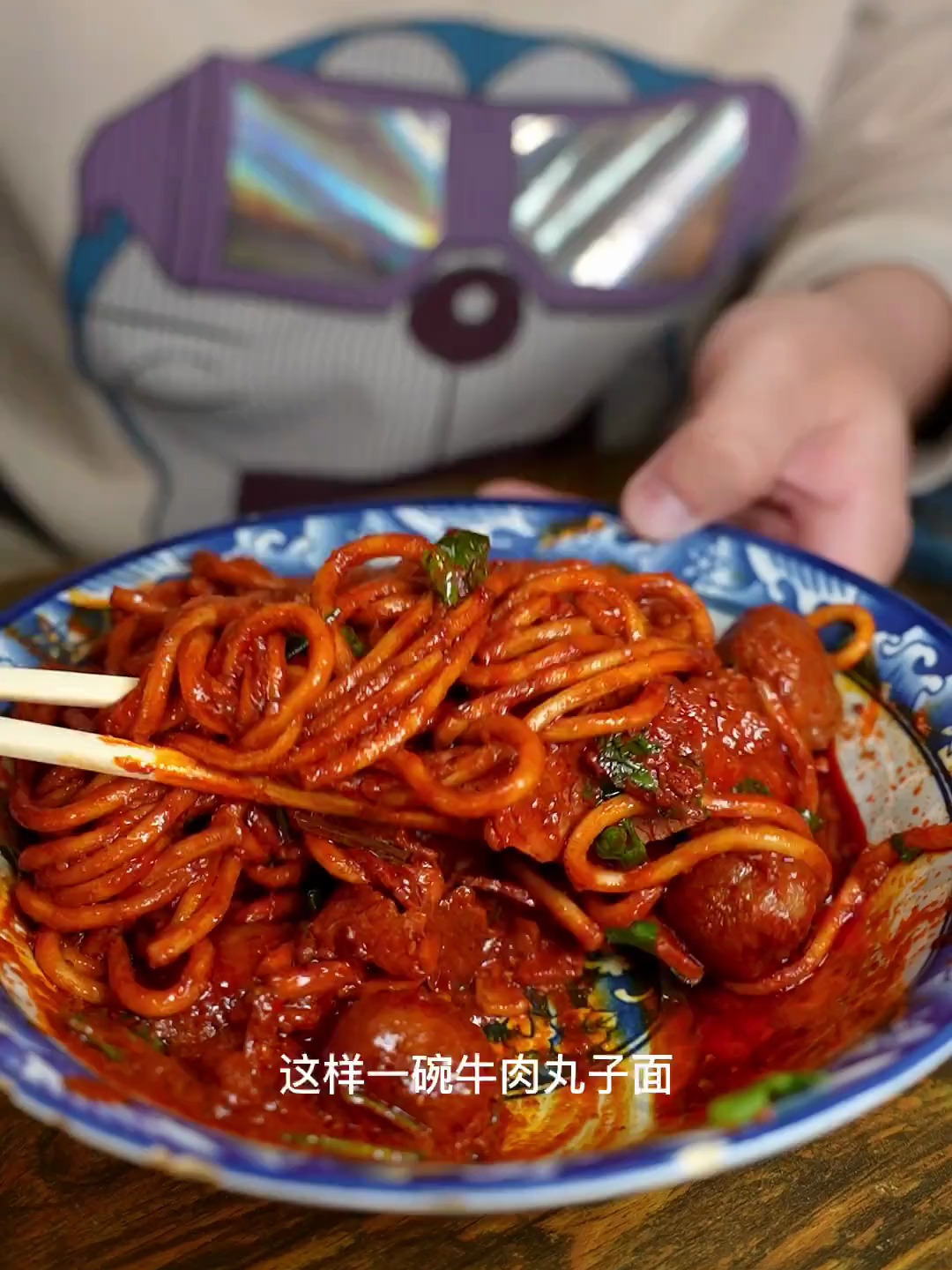 临汾的牛肉丸子面看起来很辣吃起来不辣,千万别吸,会被辣椒呛到