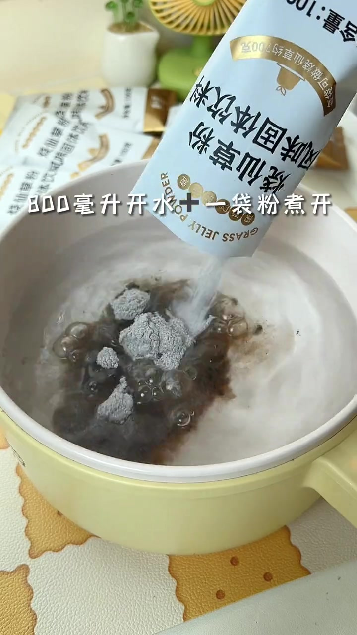 一袋能做三杯的仙草冻奶茶,外面卖十几块的,配料简单
